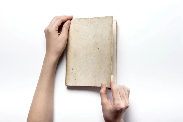 Segurando um asiático vintage livro isolado branco . — Fotografia de Stock