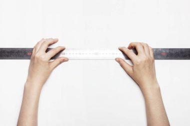 elini tut çelik cetvel