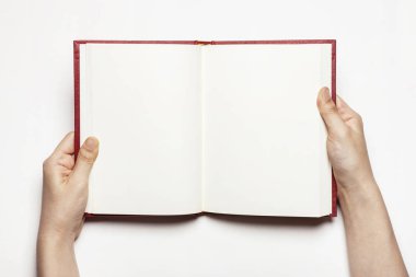 kadın bir kitap okuma beyaz izole.