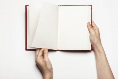 kadın bir kitap okuma beyaz izole.