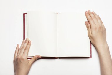 kadın bir kitap okuma beyaz izole.