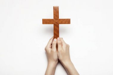bir haç kutsal tutan eller kadın