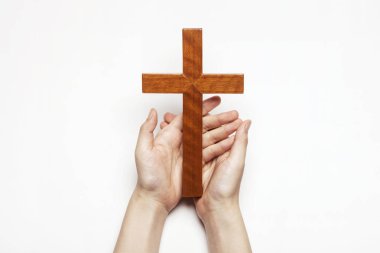 bir haç kutsal tutan eller kadın