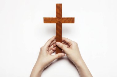 bir haç kutsal tutan eller kadın