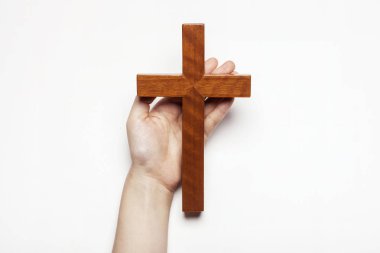 bir haç kutsal tutan eller kadın