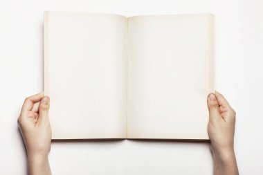 kadın bir kitap okuma beyaz izole.