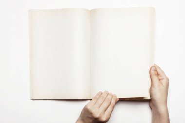 kadın bir kitap okuma beyaz izole.