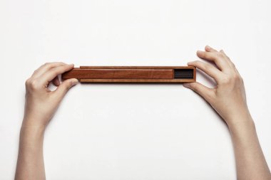 elini tutmak ahşap bir nesne