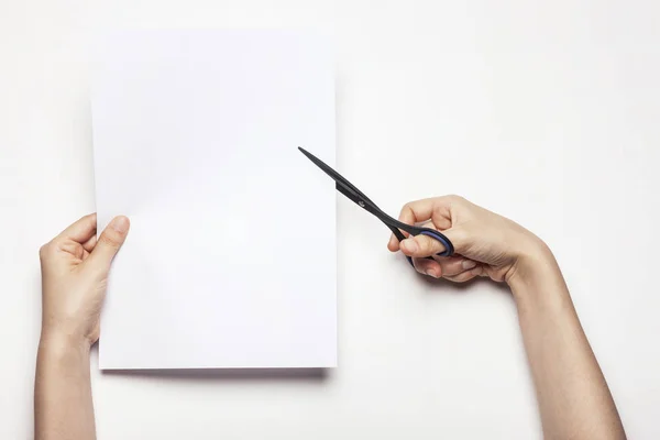 Hand Cut papier met een schaar. — Stockfoto