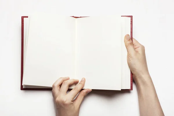 Mulher lendo um livro isolado branco . — Fotografia de Stock