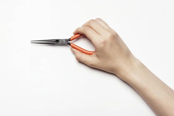 Mano tenere un ago naso pliers — Foto Stock