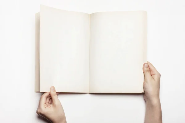 Жінка читає книгу ізольовані білі . — стокове фото