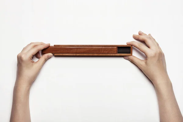 Sostener con la mano un objeto de madera — Foto de Stock