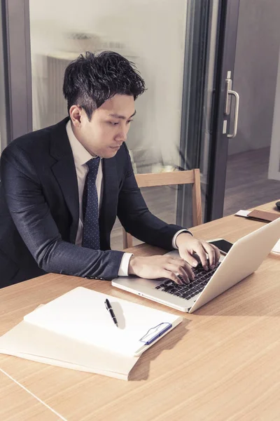 Ofisteki iş adamı.