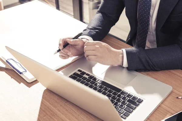 Geschäftsmann im Büro — Stockfoto