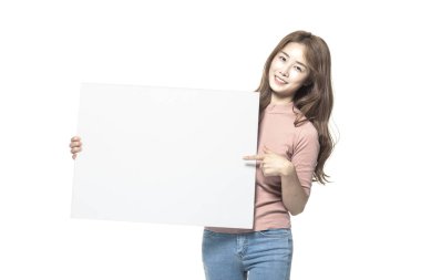 Asyalı kadın ayakta.