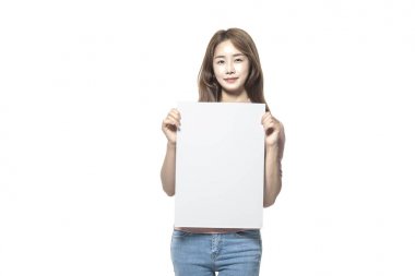 Asyalı kadın ayakta.