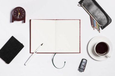 Not book(clipboard) ve ofis malzemeleri izole masa üzerinde