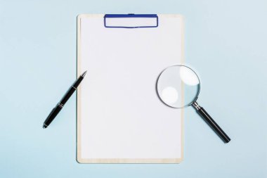 mavi arka plan üzerinde veri analizi.