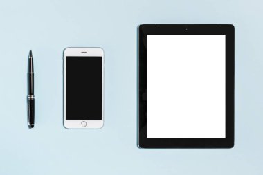 mavi arka plan üzerinde dijital aygıt.