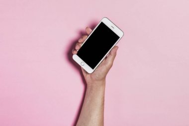 bir telefon tutarak ve dokunmadan.