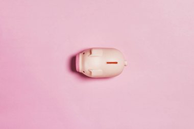 kumbara pembe bir arka plan üzerinde.