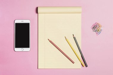 ileti örneği üzerinde pembe bir arka plan ile telefon