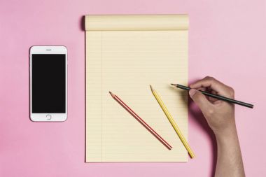 ileti örneği üzerinde pembe bir arka plan ile telefon
