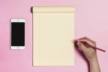 ileti örneği üzerinde pembe bir arka plan ile telefon