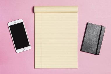 ileti örneği üzerinde pembe bir arka plan ile telefon