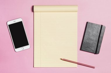 ileti örneği üzerinde pembe bir arka plan ile telefon