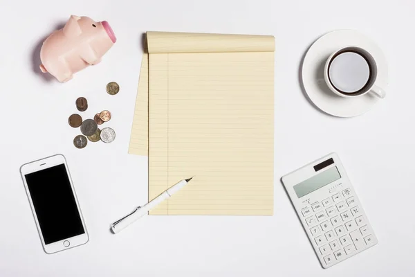 Not book(clipboard) och kontorsmateriel på skrivbord isolerade — Stockfoto