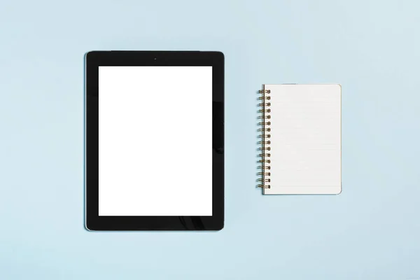 Tablet computador com notebook primavera em fundo azul . — Fotografia de Stock