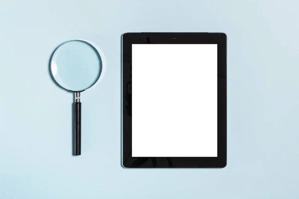 Tablet-Computer mit Lesebrille auf blauem Hintergrund. — Stockfoto