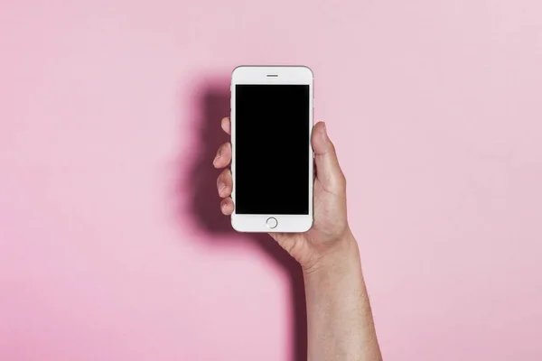 Segurando um telefone e tocando . — Fotografia de Stock