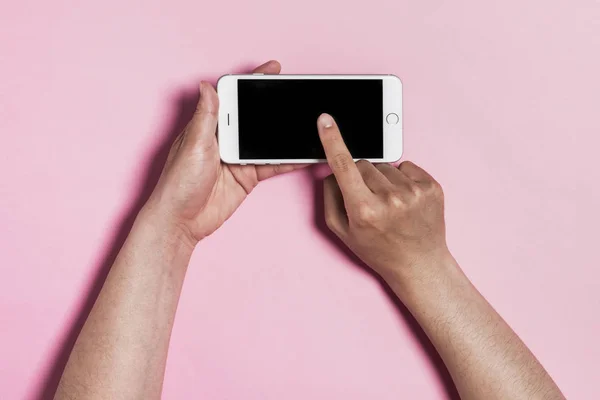 Segurando um telefone e tocando . — Fotografia de Stock