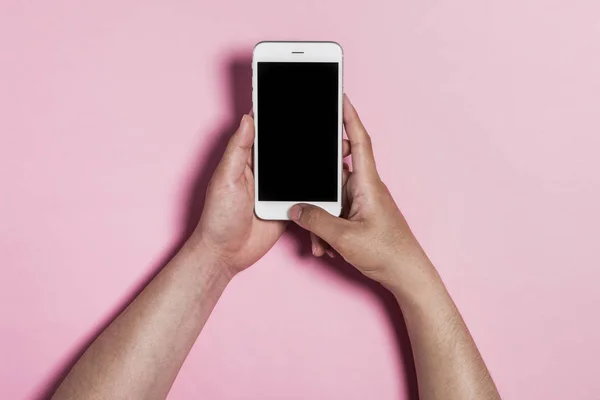 Segurando um telefone e tocando . — Fotografia de Stock