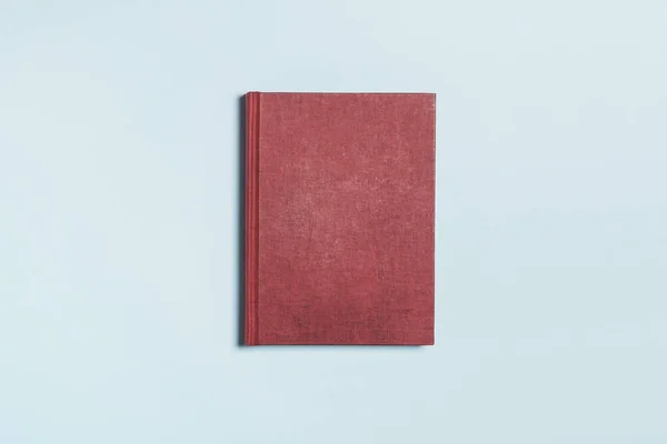 Livro vermelho sobre fundo azul . — Fotografia de Stock