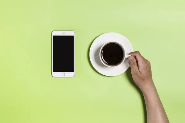 Telefon mit Kaffee-Hintergrund. — Stockfoto