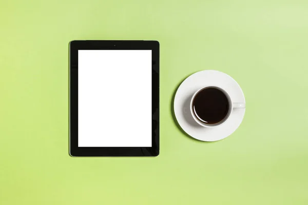 Tablet-Computer mit Kaffee-Hintergrund. — Stockfoto