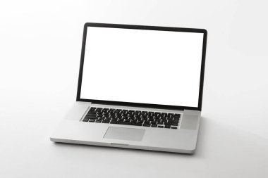 Beyaz arka plan üstünde laptop. izole.