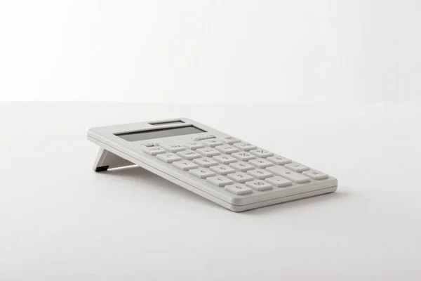 Calculadora Sobre Fondo Blanco Vista Lateral —  Fotos de Stock