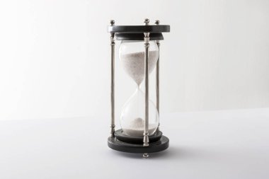 Beyaz arka plan üzerinde kum saati. izole.