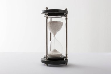 Beyaz arka plan üzerinde kum saati. izole.