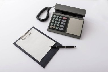 Beyaz arka planda siyah pano ile masa telefonu. izole.