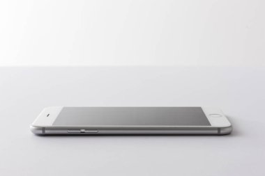 Beyaz arka plan üzerinde akıllı telefon.