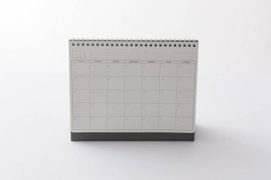 Beyaz arka plan üzerinde basit masa takvimi. izole