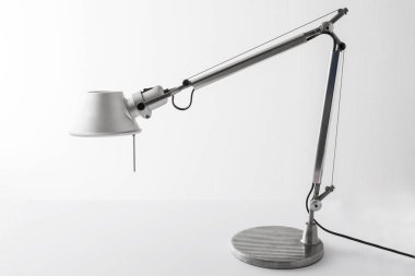 esnek masası ışık beyaz masa üzerinde. izole.