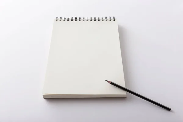 Notebook Ołówkiem Białym Tle Białym Tle — Zdjęcie stockowe