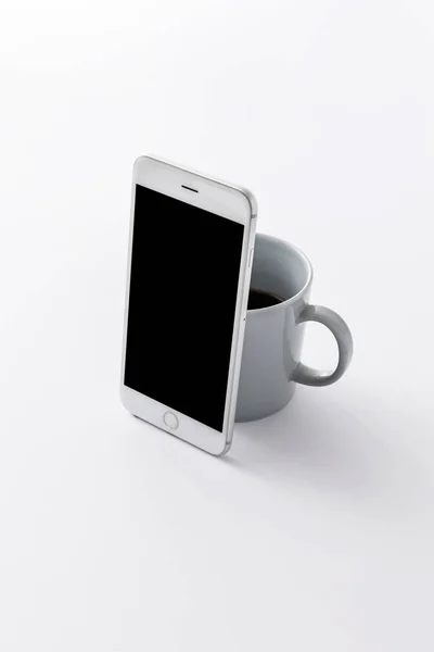 Telefone Inteligente Com Caneca Copo Fundo Branco Isolado — Fotografia de Stock
